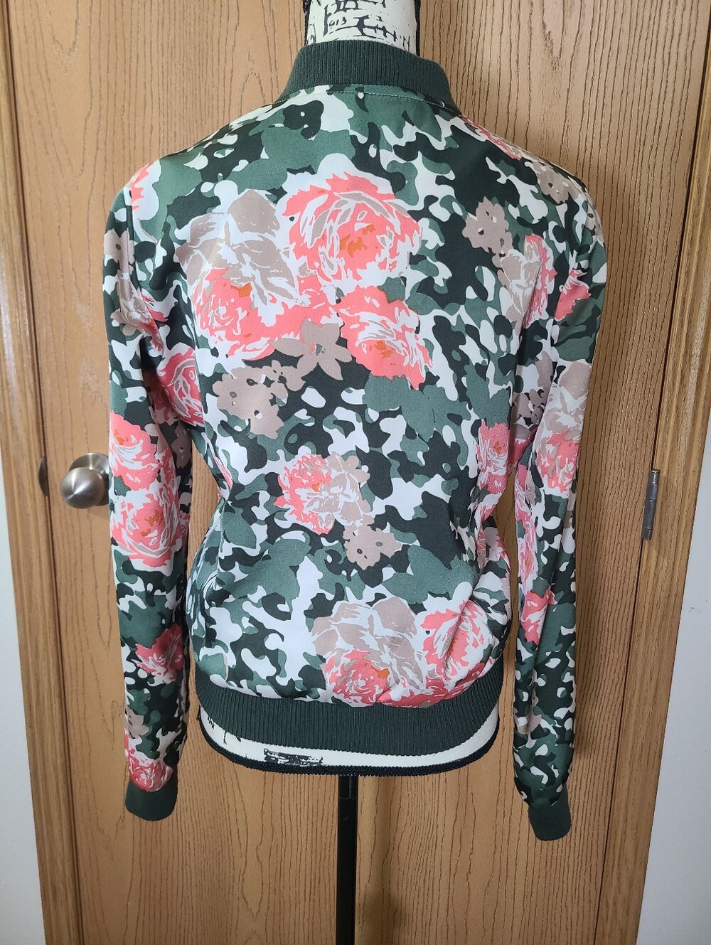 Wet Seal Camouflage Floral Gold Zipper Satin Bomber Jacket - Picture 2 of 3